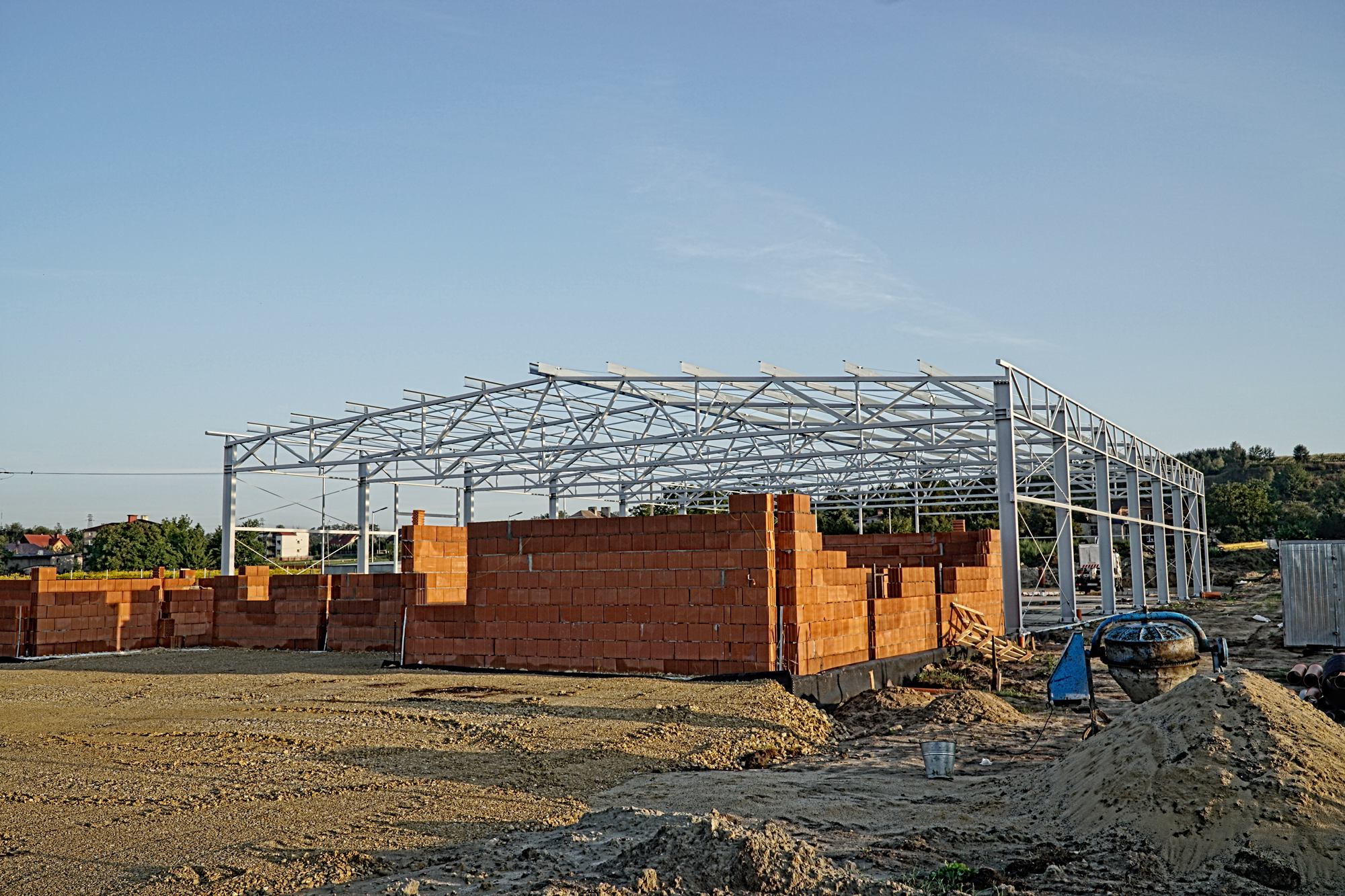 Budowa hali produkcyjnej z dwukondygnacyjnym biurowcem w Imielinie